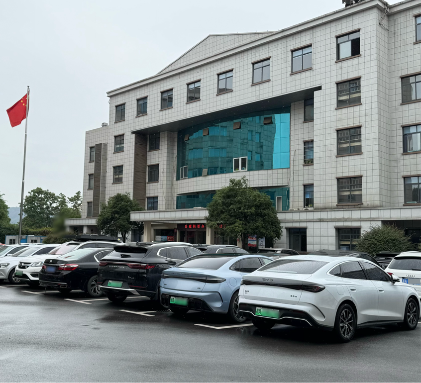政府大院停满国产新能源，公务员购车风向标竟成中国汽车崛起缩影？
