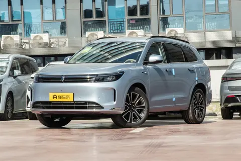 毕业季出行好选择？鸿蒙智行问界新M7成25万级SUV六边形战士
